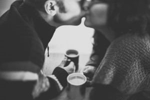 Dodatek do tekstu o tym, że Każdy z nas tak naprawdę jest sam. Przedstawia dwoje całujących się nad stolikiem z kawą ludzi - kobietę i mężczyznę.